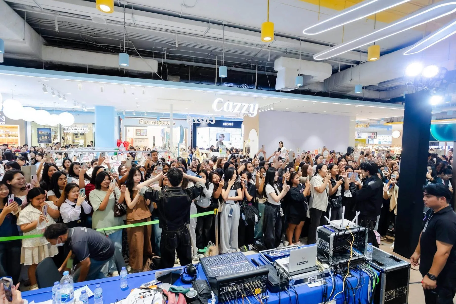 ภาพบรรยากาศแฟน ๆ ภายในงาน