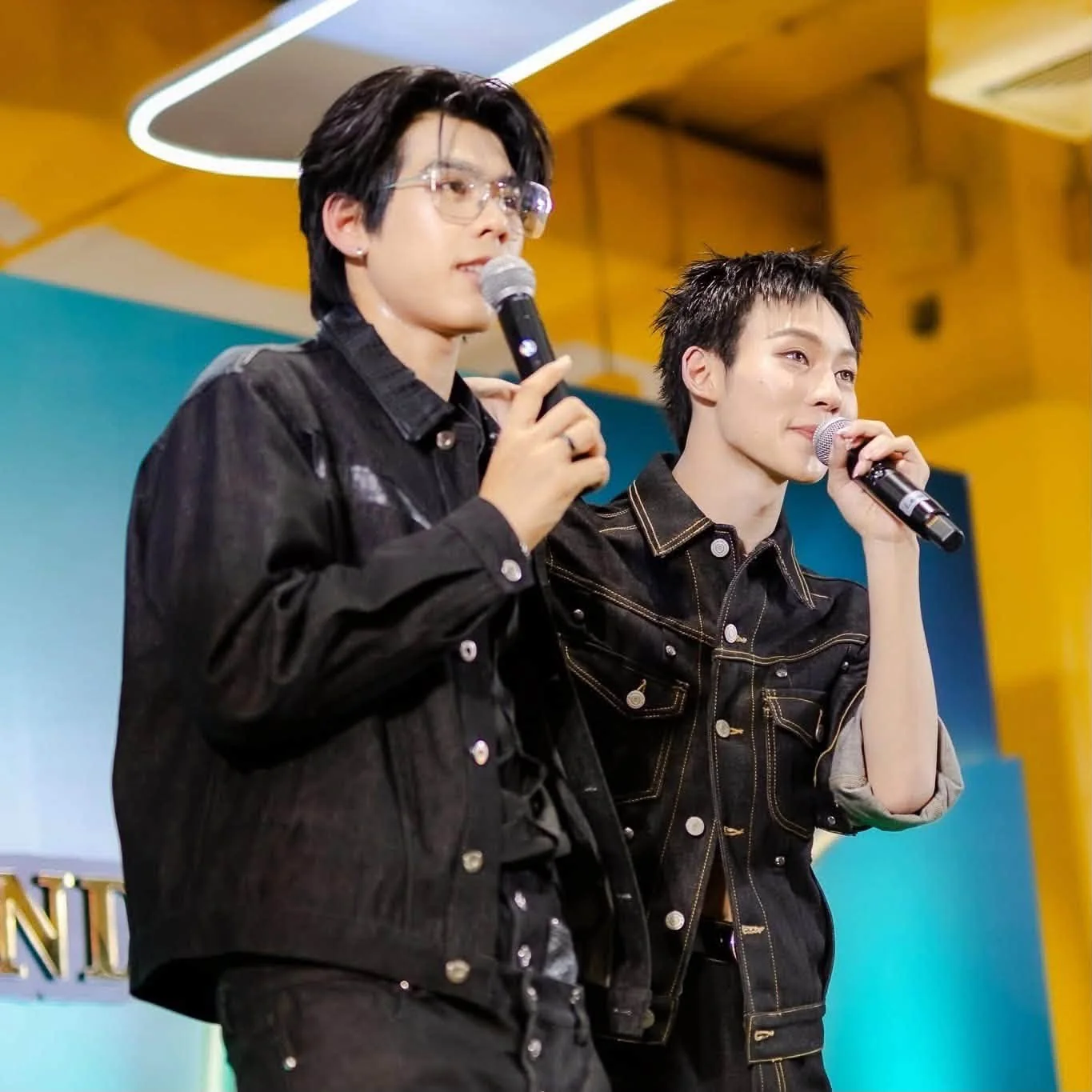 ภาพพูดคุยบนเวที
